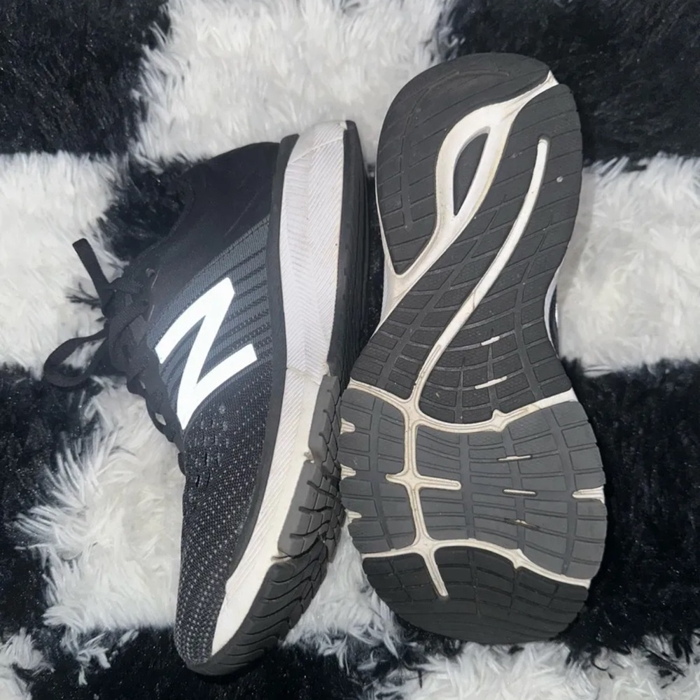 New Balance Black and White Athletic Shoes 860 - Picture 2 of 2